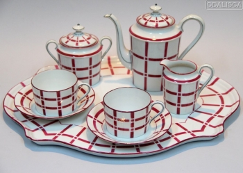 Porcelana esmaltada de Limoges. Formada por bandeja, cafetera, lechera, azucarero y 2 tazas con sus platos.
Origen: Francia.